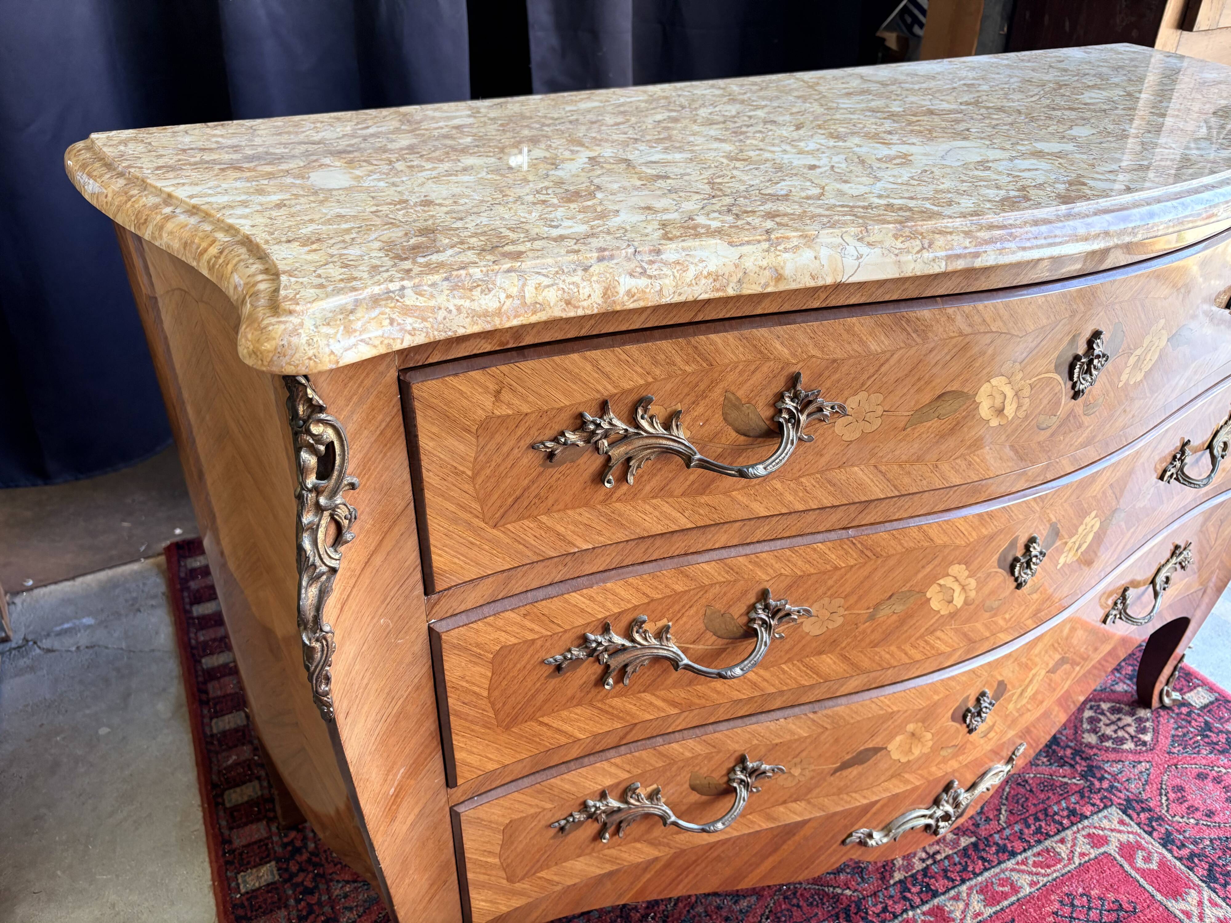 Commode galbée en marqueterie de style Louis XV, signée Marquant