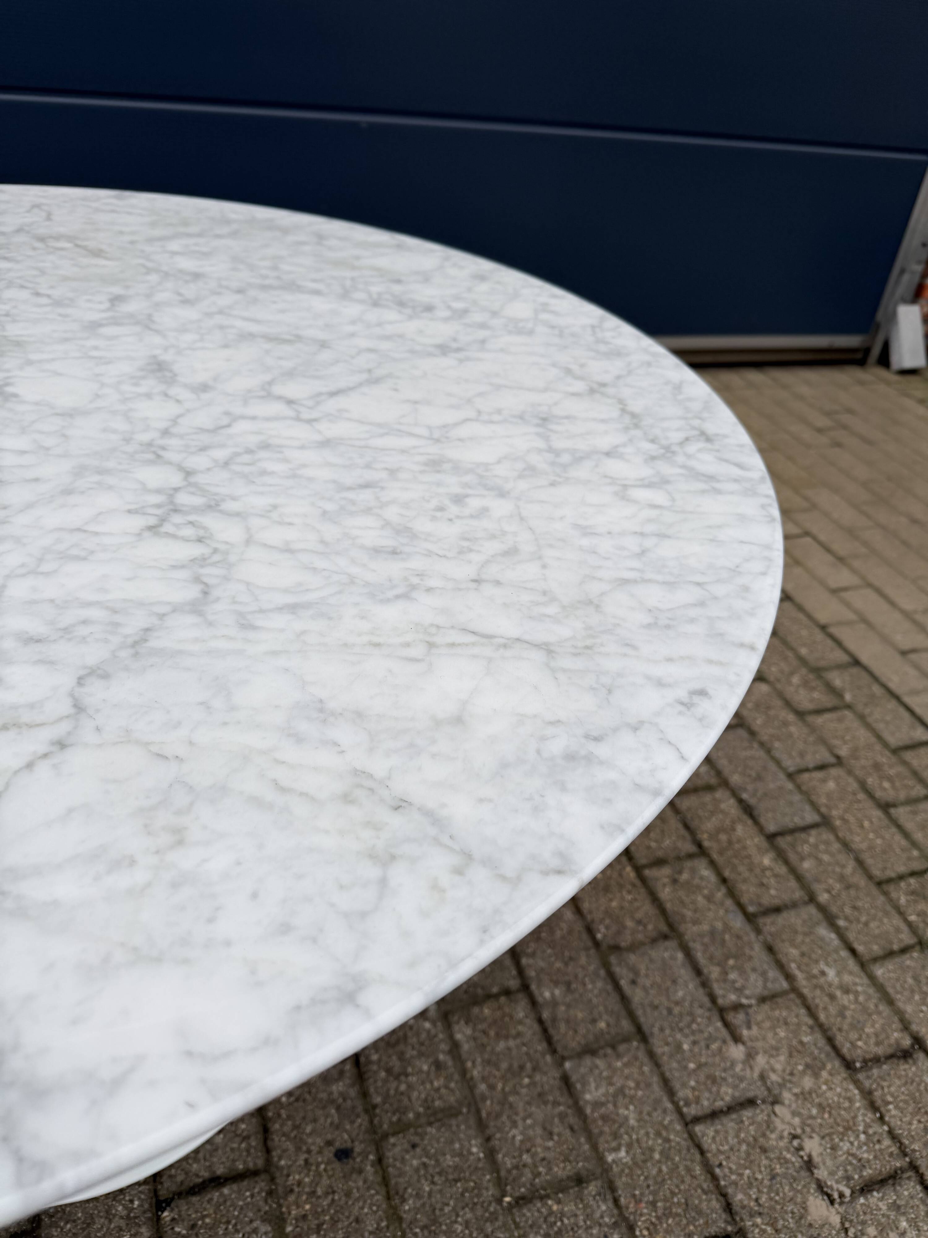 Original Knoll Tulip dining table in Carrara marble (120cm)