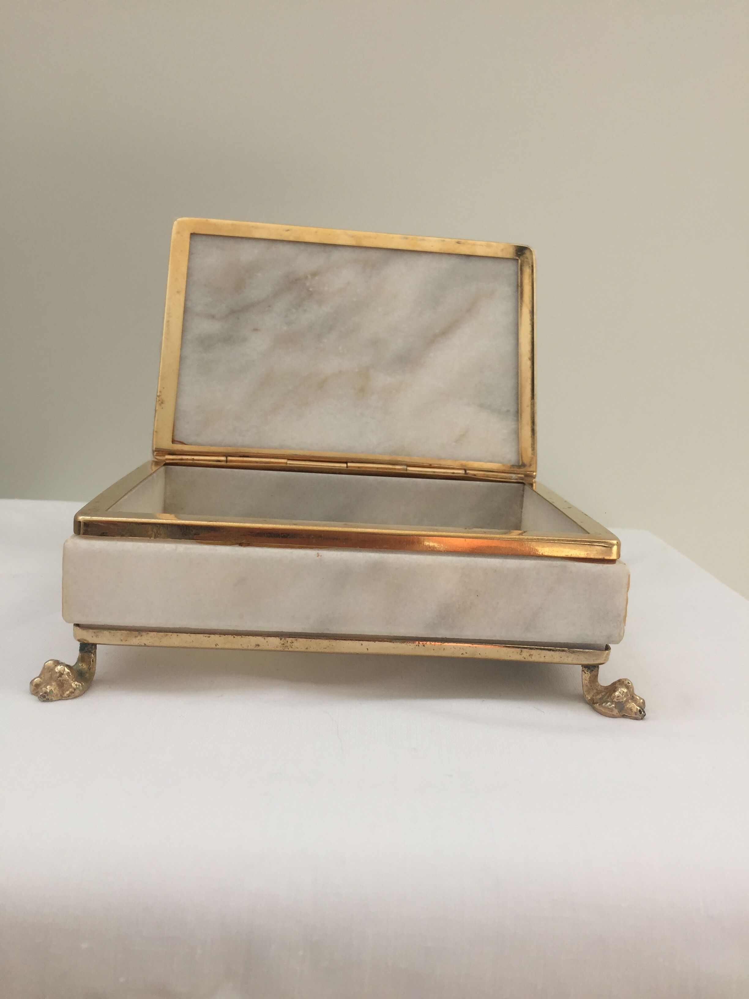 Lot of white marble object - 2 boxes and 1 candlestick