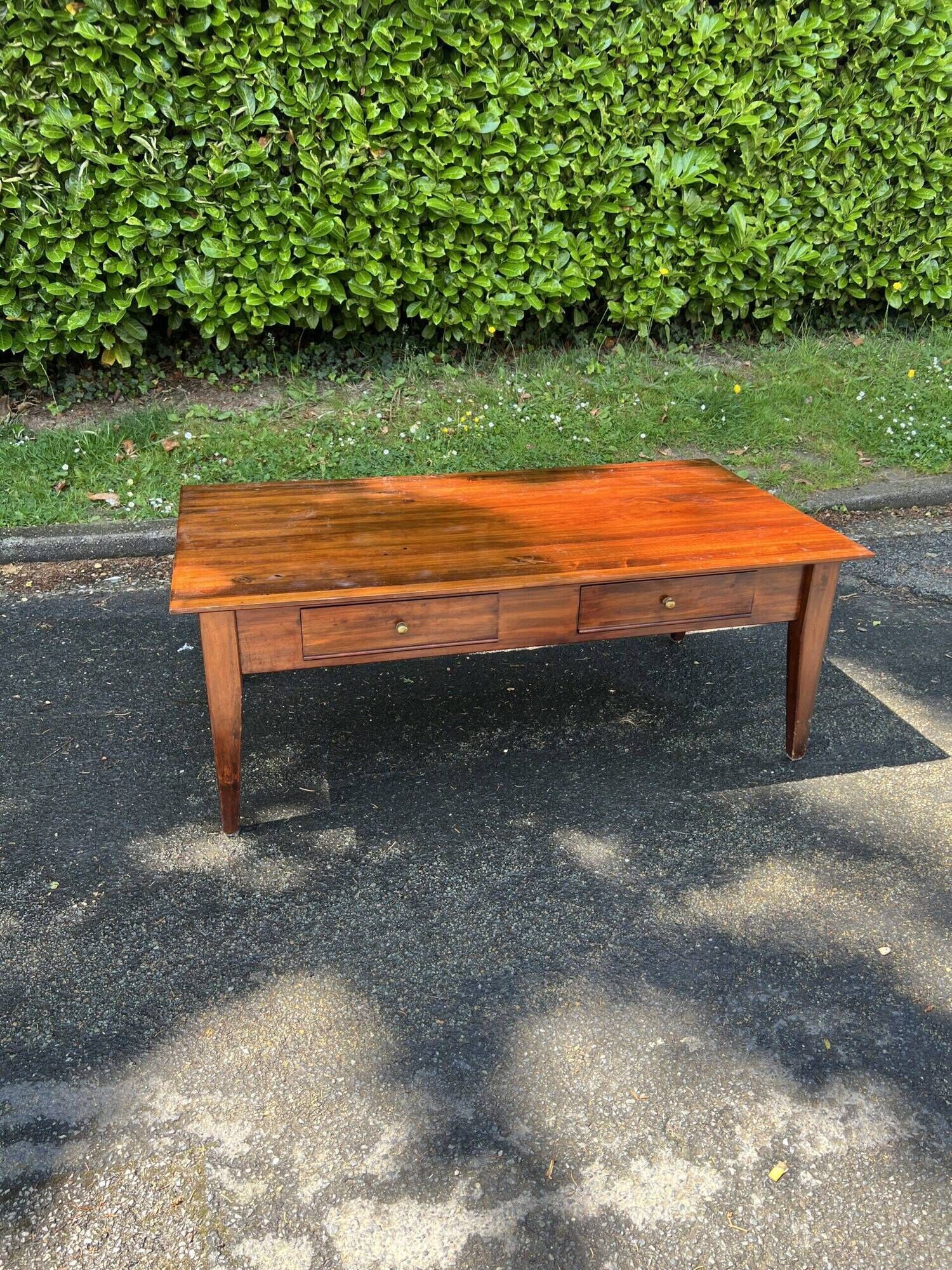 Table basse en acajou massif ouvrant par deux tiroirs en ceinture, début XXe siècle