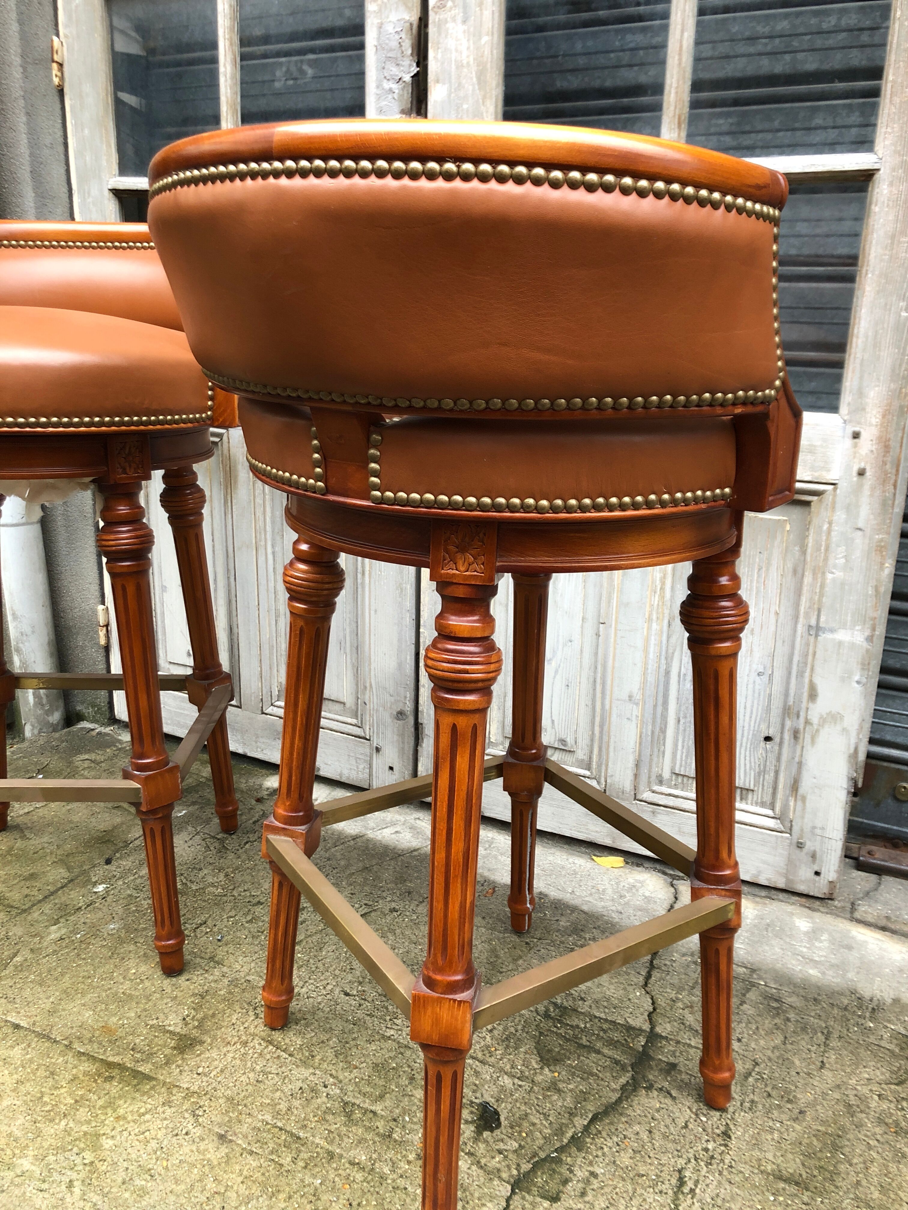 Paire de tabourets de bar tournant barre repose pieds laiton Hollywood Regency