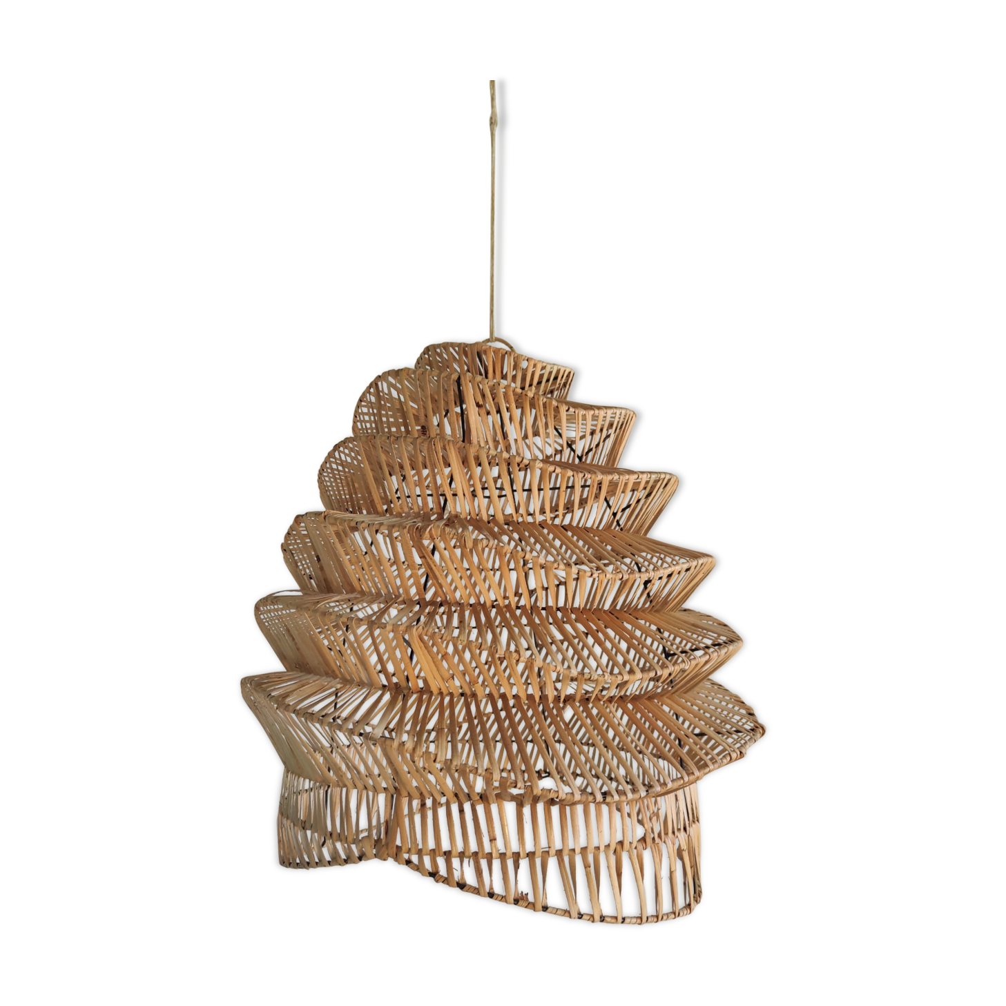 Braided rattan suspension in the shape of a natural accordion
