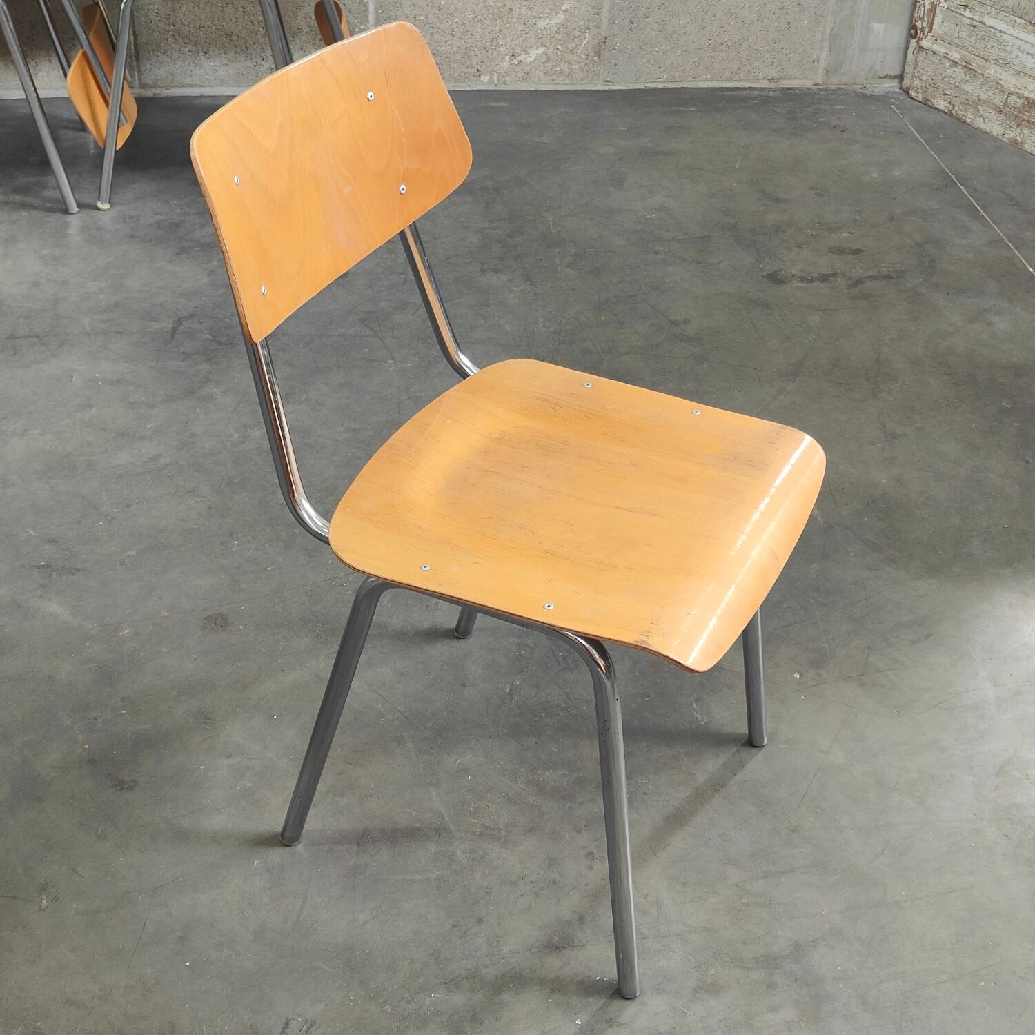 Lot de 22 chaises d'école tchèque " Kovonax" chrome et bois 1950