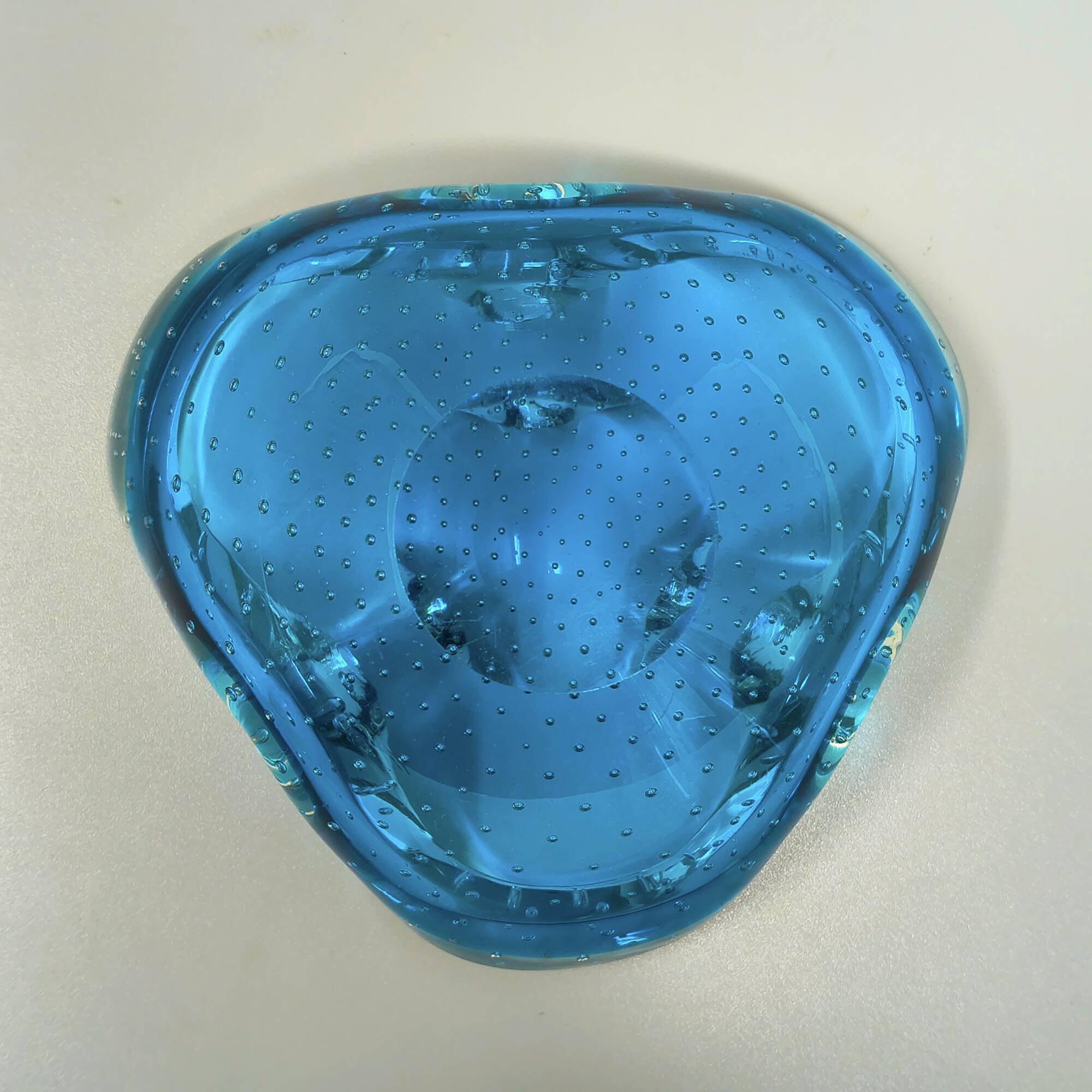 Cendrier ou vide-poches bleu en verre Murano Bullicante par Flavio Poli des années 1960.