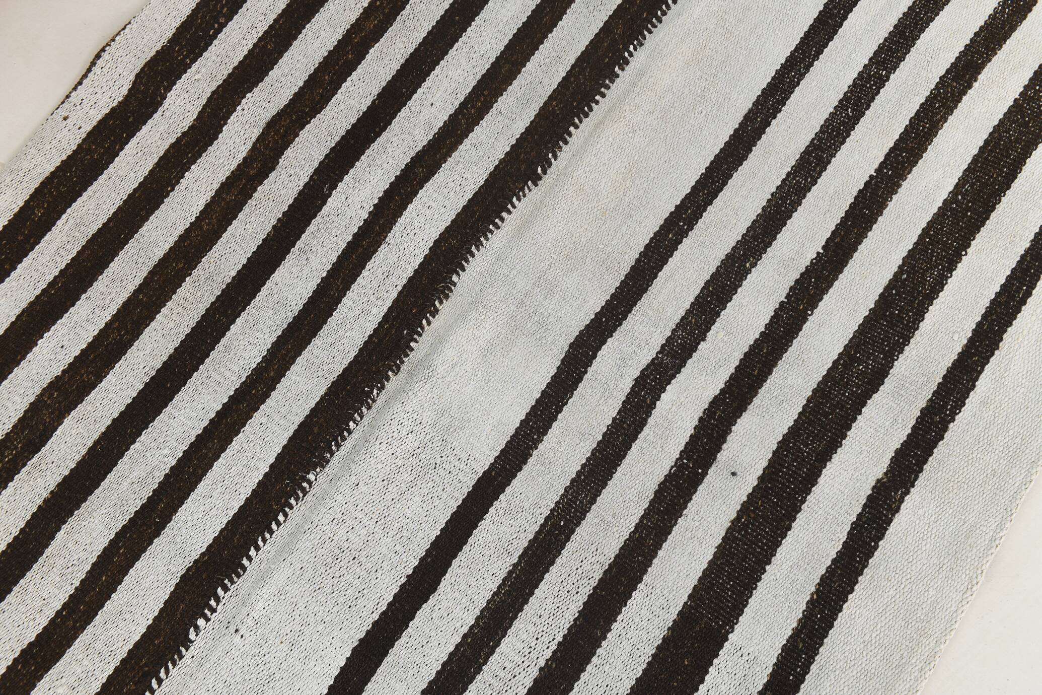 Tapis Kilim moderne rayé blanc et marron foncé