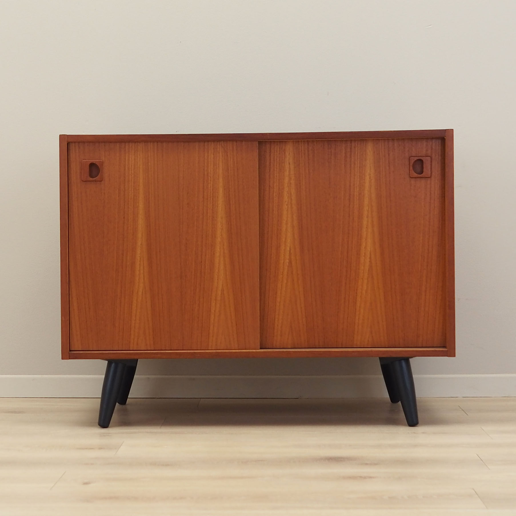 Buffet en teck, design danois, années 1970, production Danemark