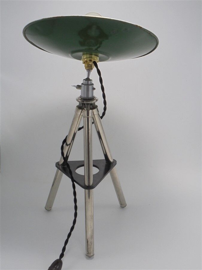 Lampe tripode à hauteur réglable