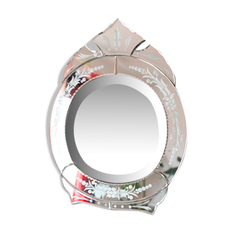 Venetian mirror to pose