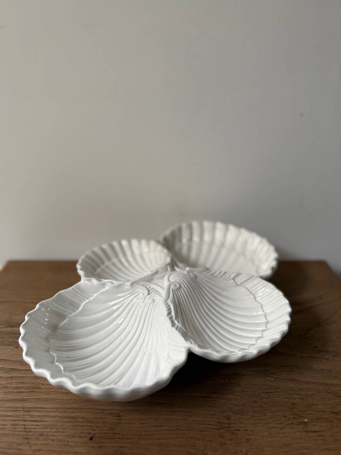 Ceramic shell-shaped serving dish