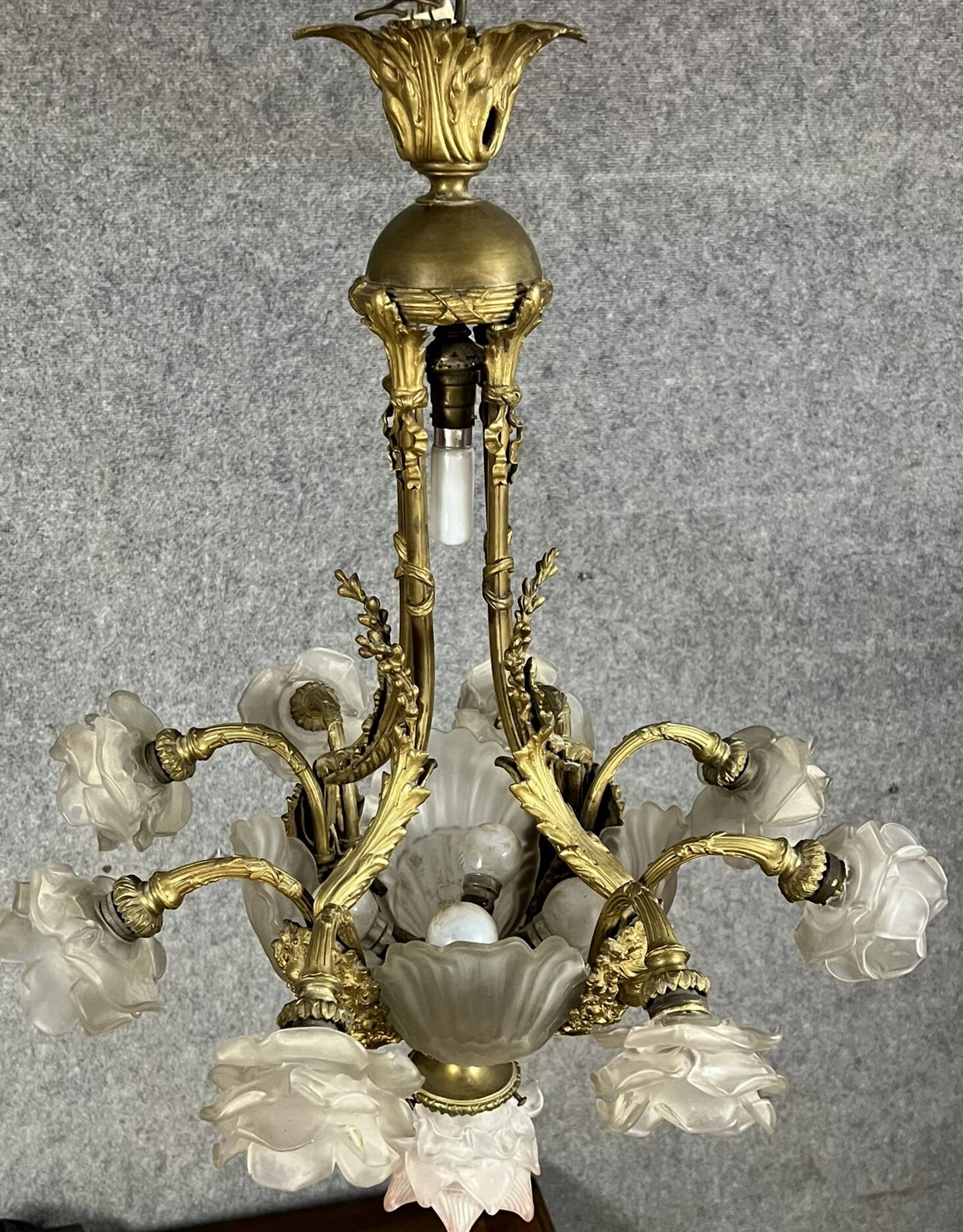 Lustre en bronze doré avec verrerie aux roses et coquilles