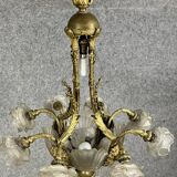 Lustre en bronze doré avec verrerie aux roses et coquilles