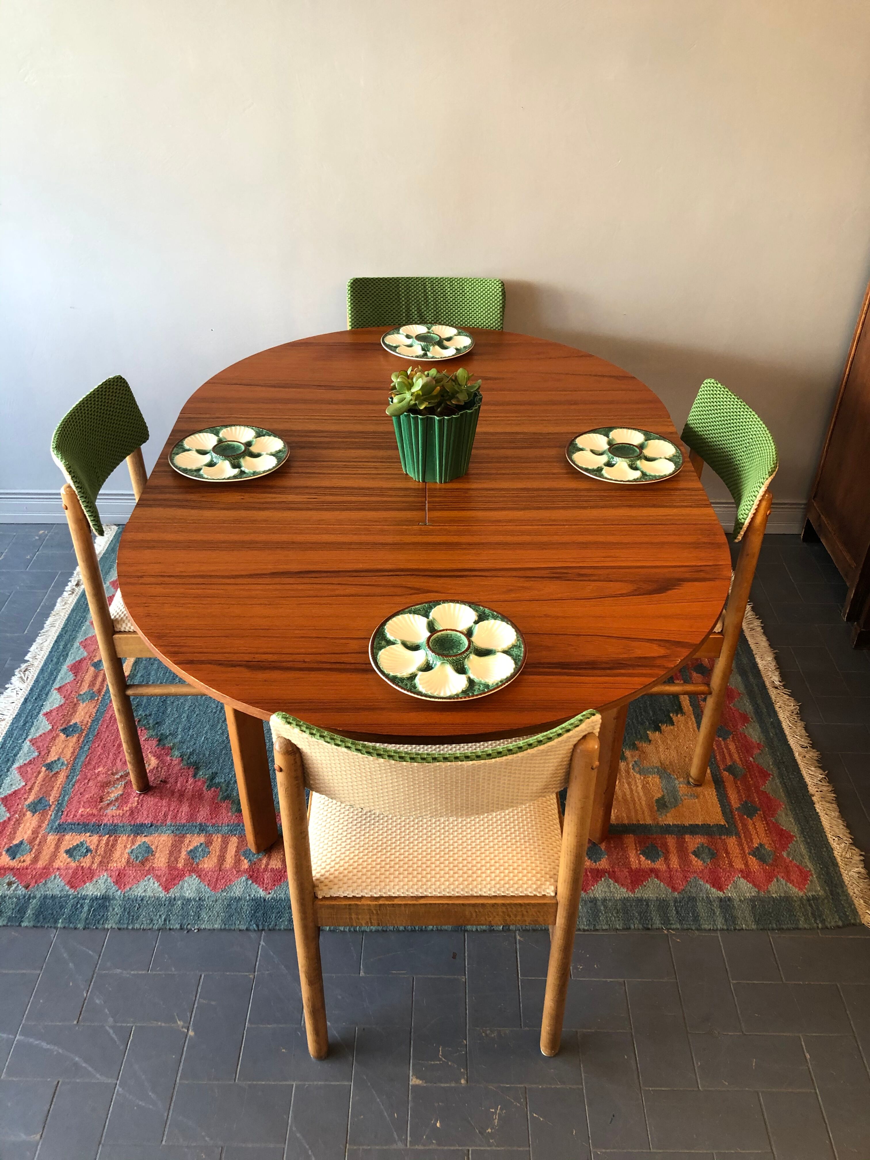 Vintage round table with built-in extension