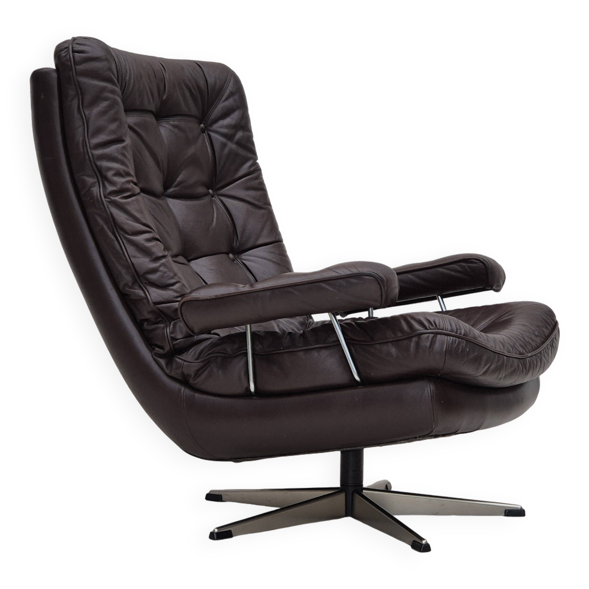 Chaise pivotante danoise des années 1970, état d'origine, cuir d'ameublement marron.