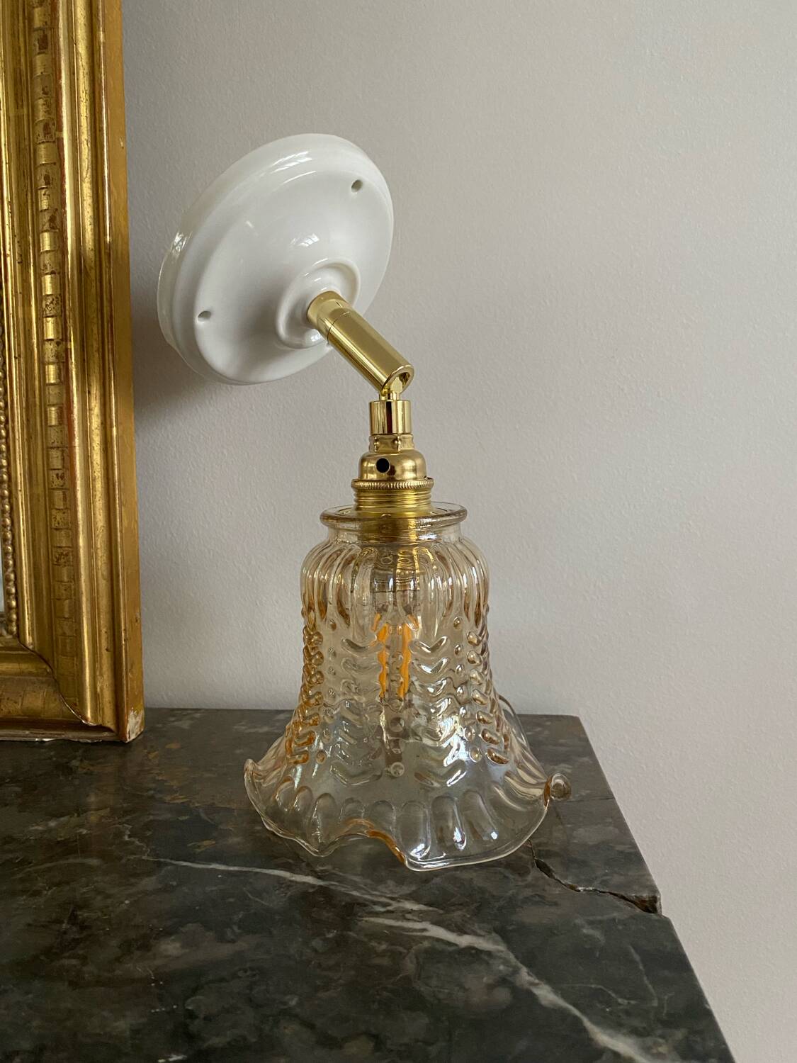 Wall light with vintage tulip