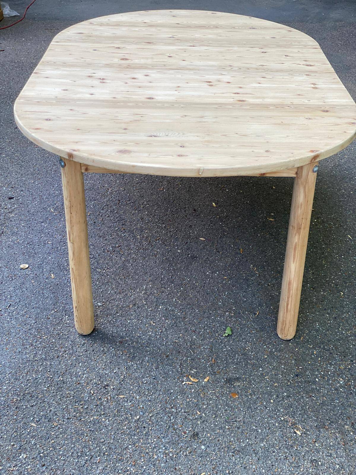 Scandinavian round extendable dining table stripped in solid wood from the 1970s.