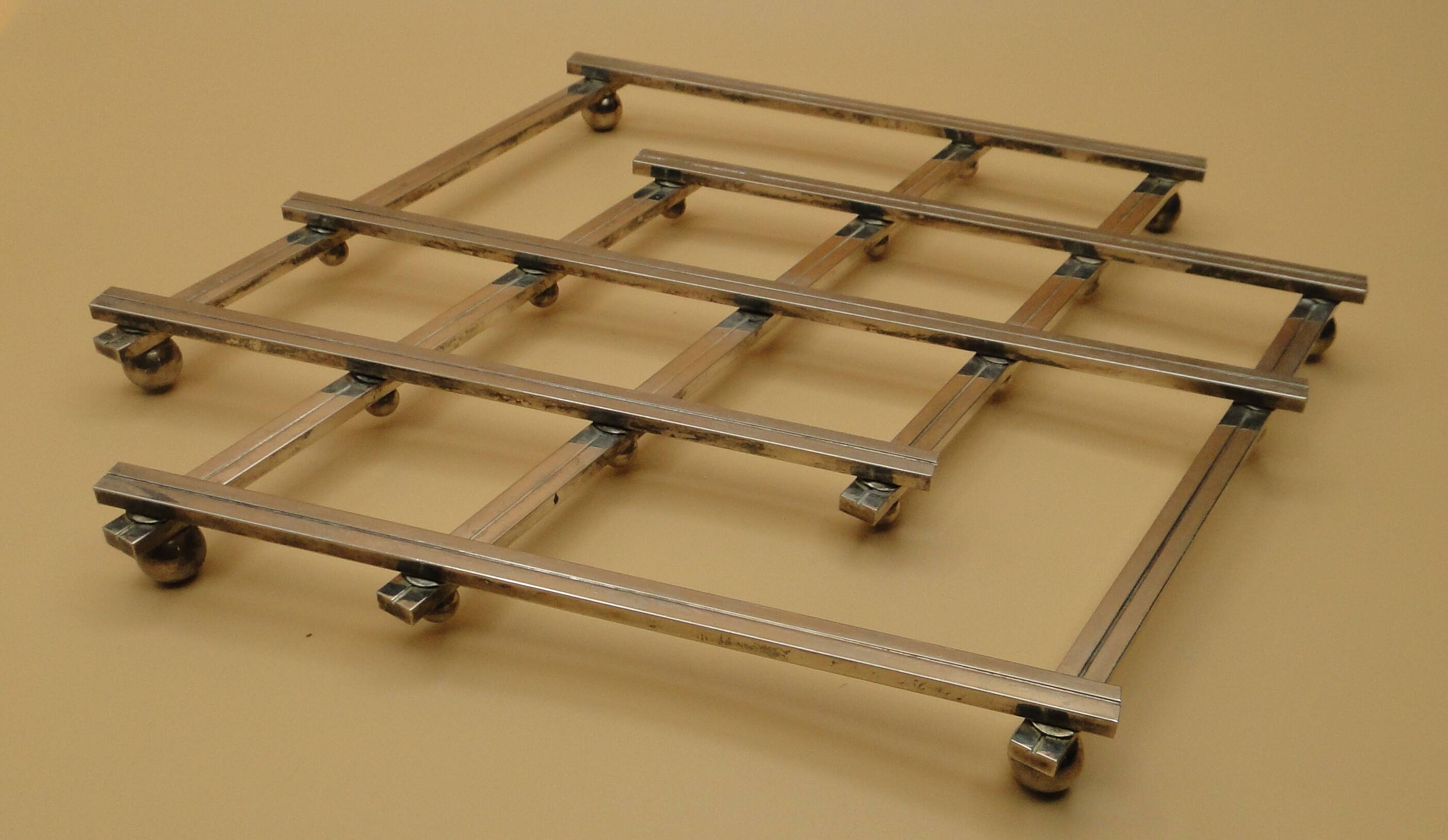 Expandable silver metal trivet