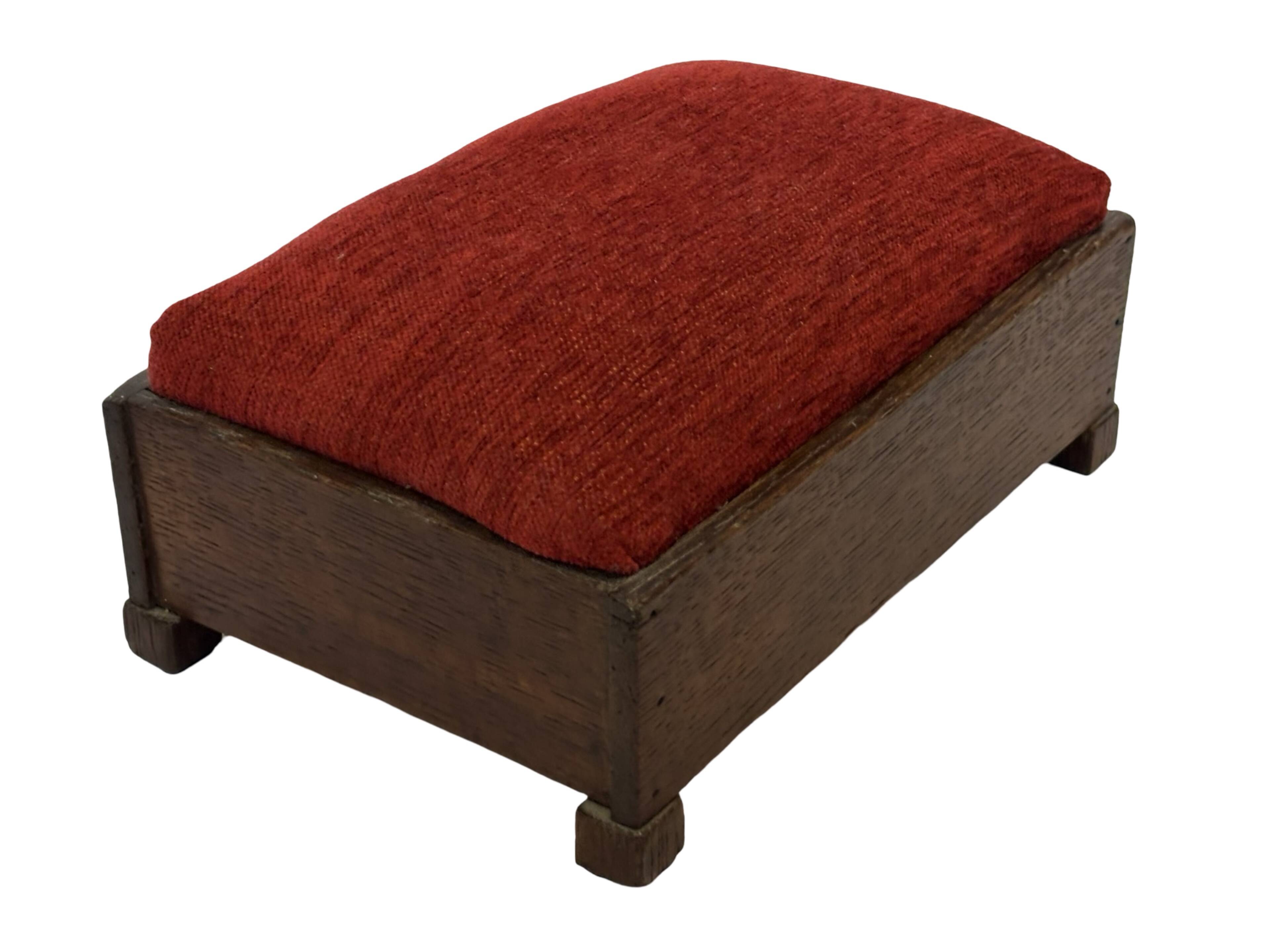 Pouf Art Déco design des années 30, tabouret minimaliste modèle bas.