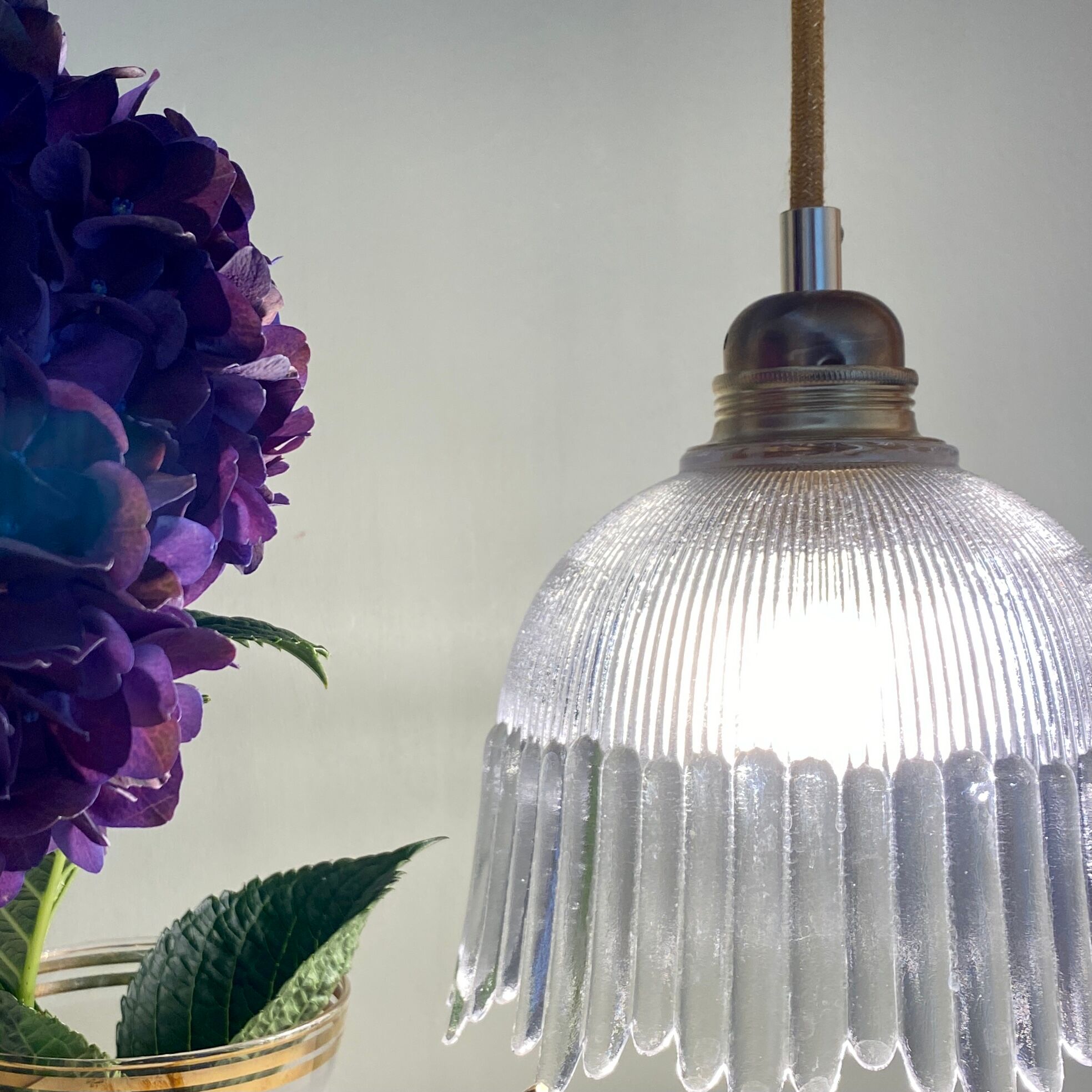 Suspension tulipe vintage en verre strié