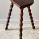 Tabouret en bois tripode tourné vintage