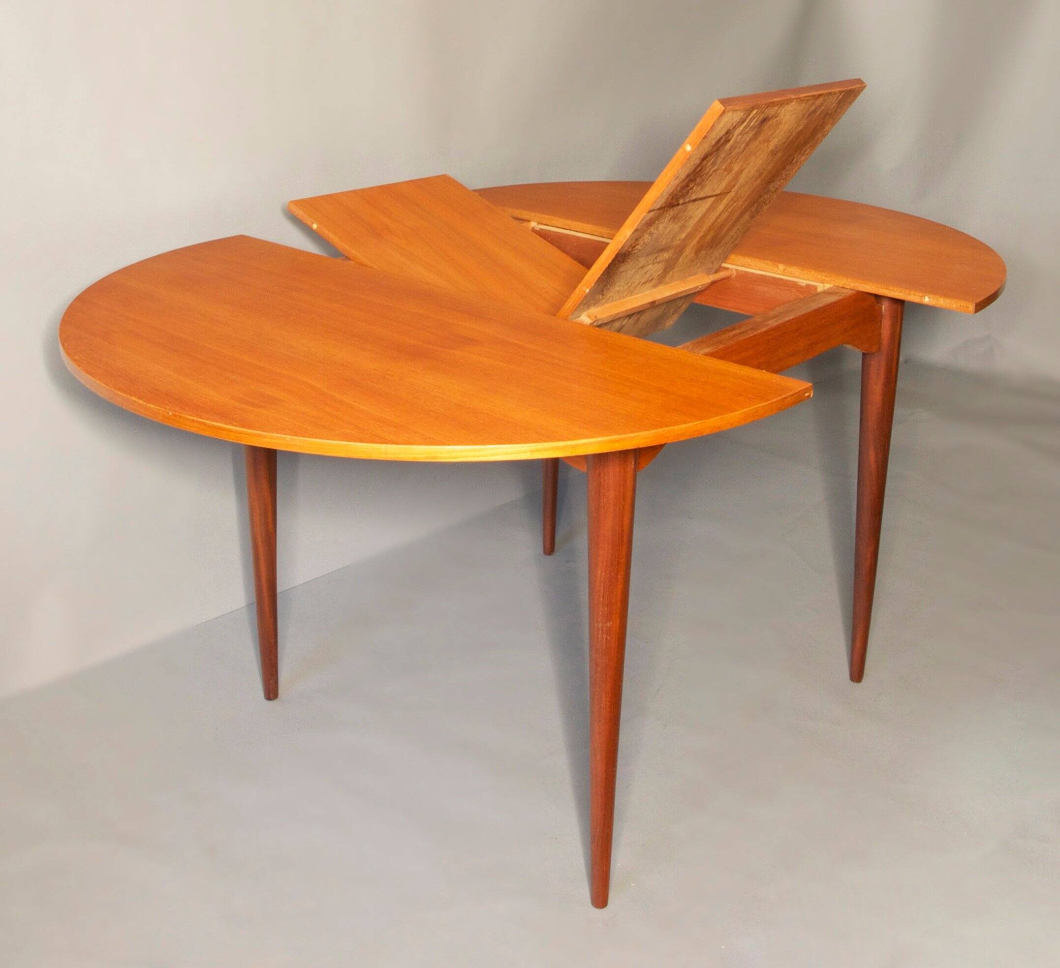 Table à manger circulaire extensible en teck, Italie, années 1960