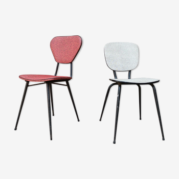 Paire de chaises métal vinyle rouge et blanc moucheté noir, marque Cimca