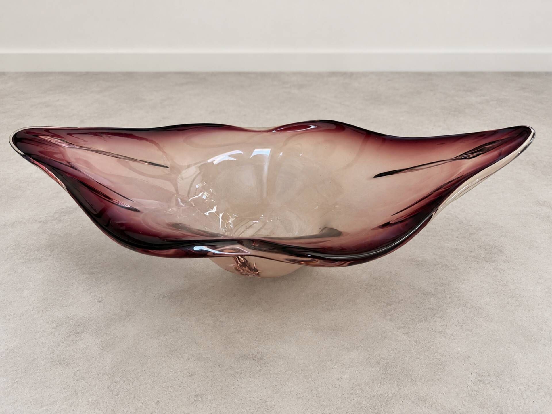 Blown glass fruit bowl in Murano style with purple reflections.