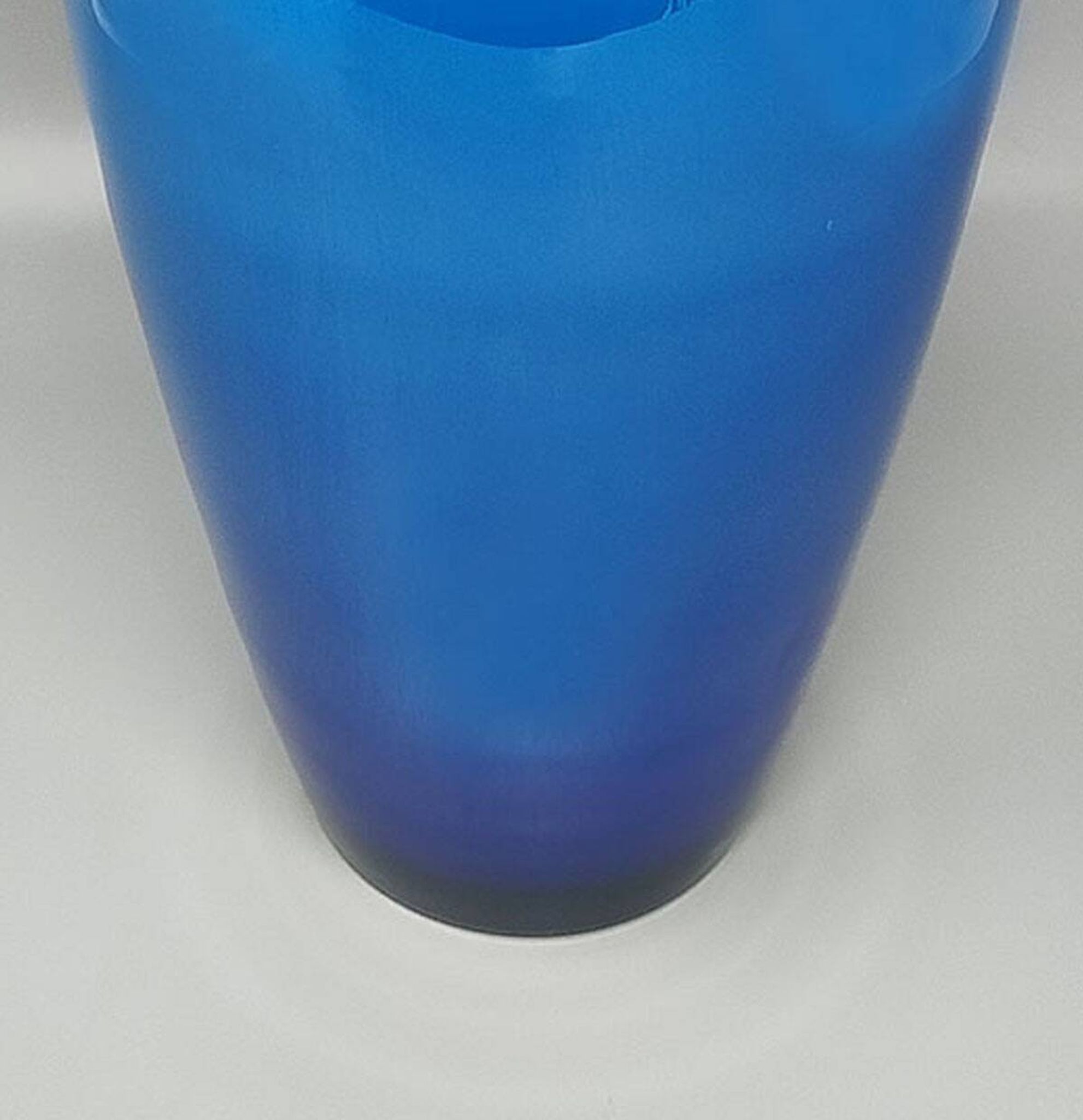 1960s luxury handcrafted blue vase in Murano glass by Ca Dei Vetrai. Made in Italy