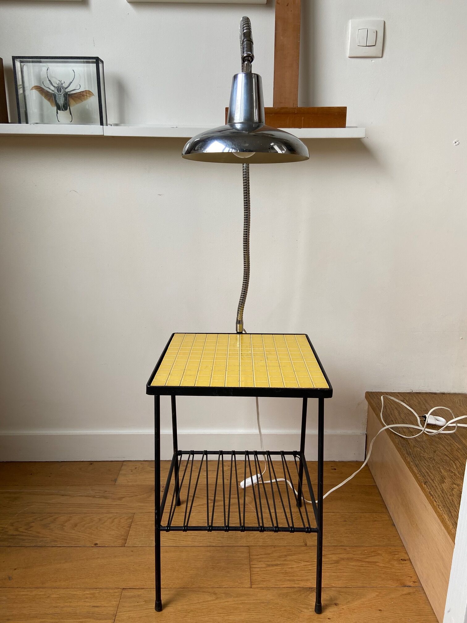 Metal bedside table, scoubidou and chrome lamp
