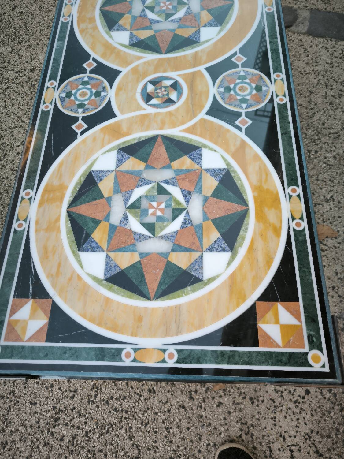 Table basse en mosaïque de marbre et pierres dures