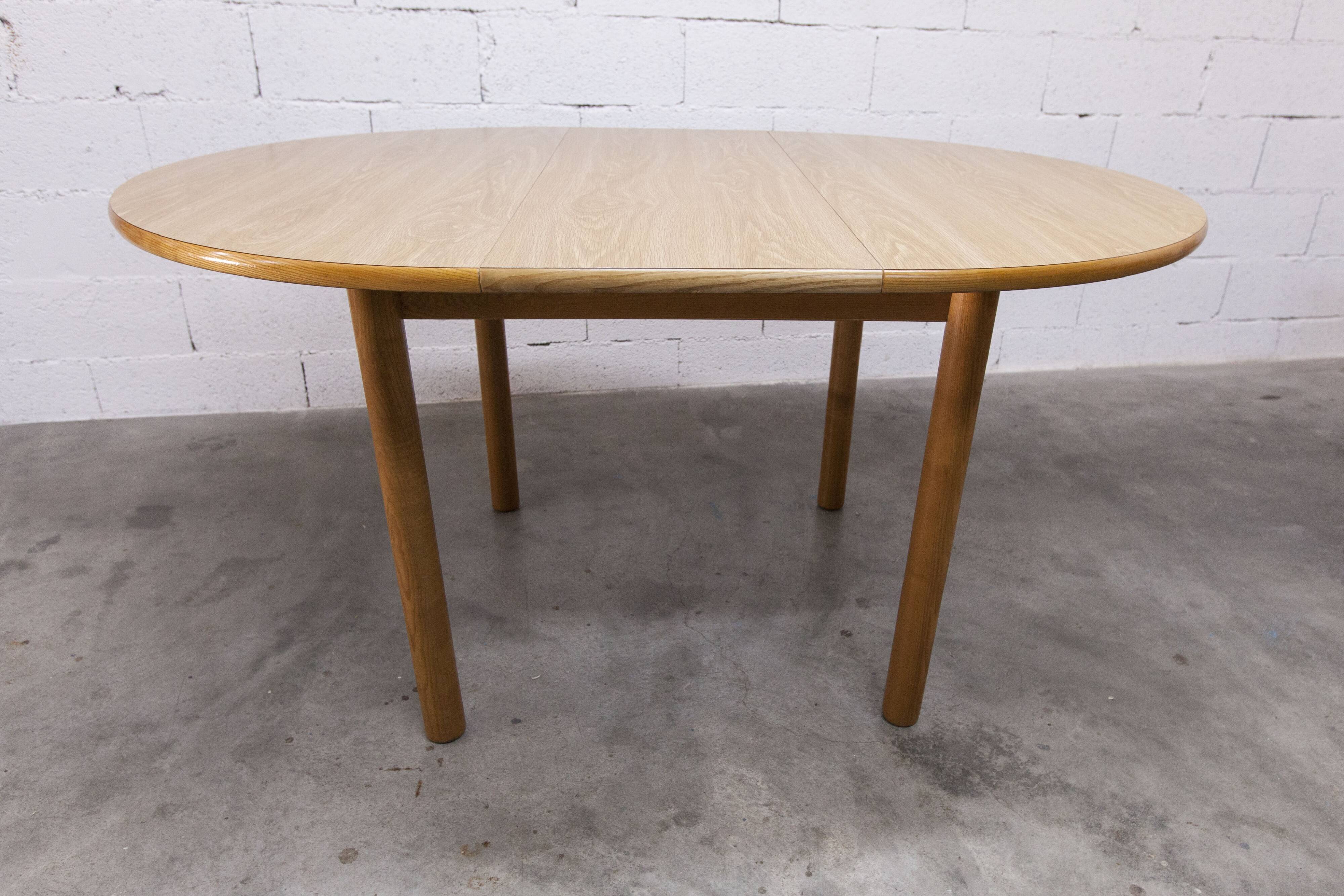 Danish ensemble transformable table 114 cm / 154 + 4 modernist chairs from the 1970s.
