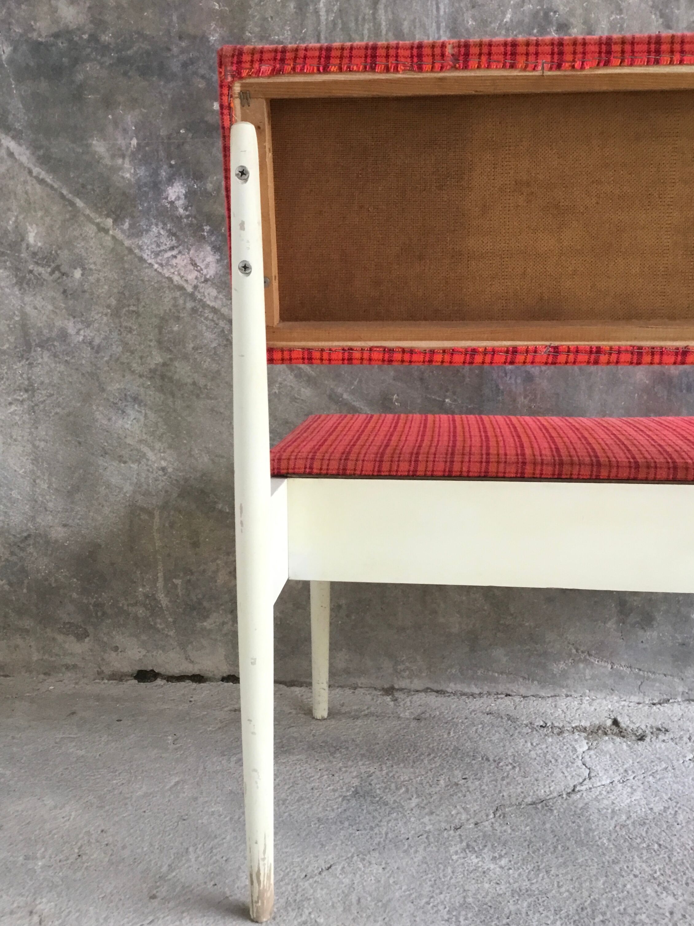 Coffre banquette vintage bois laqué blanc et tissus - 1970