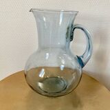 Pichet à eau en verre soufflé bleu style Biot