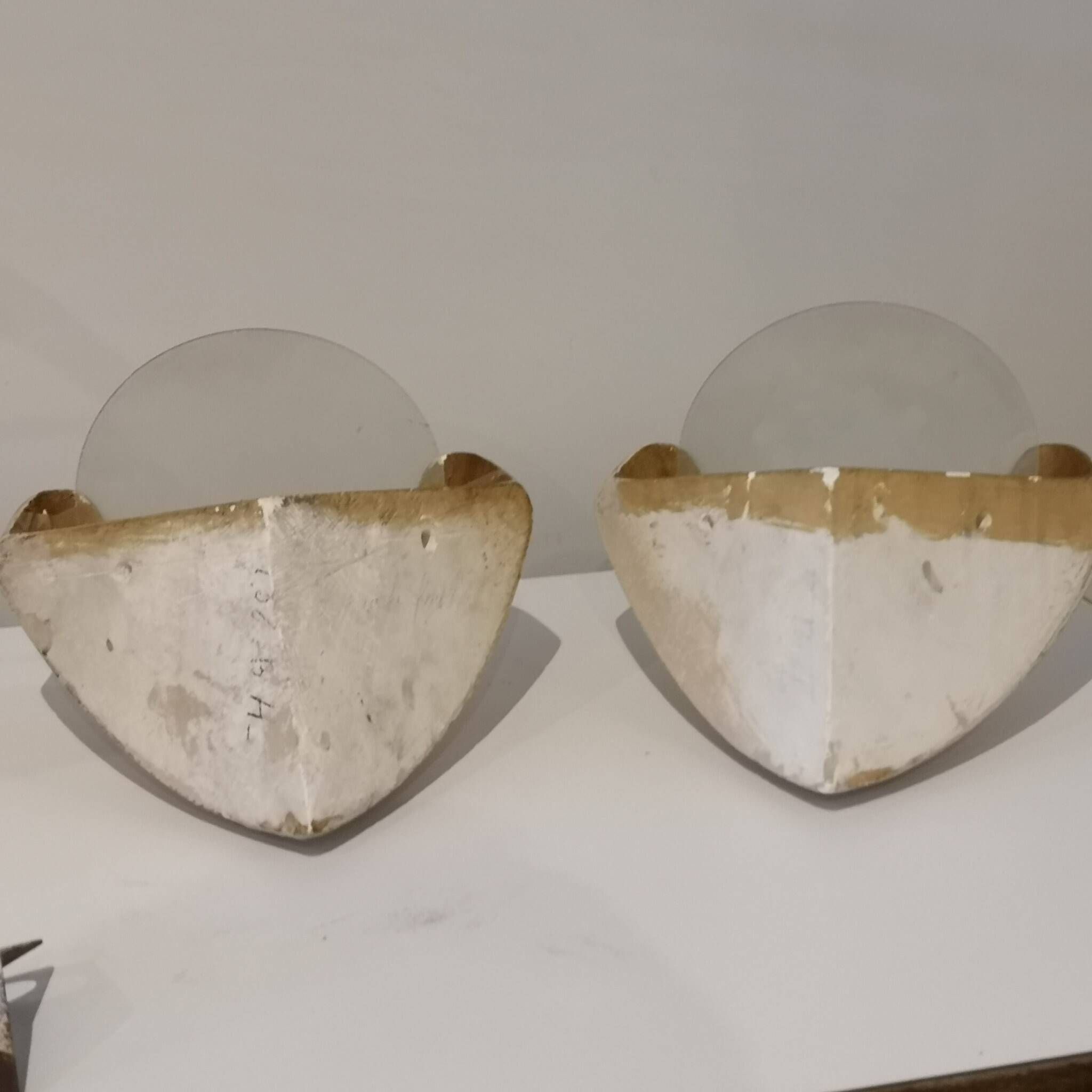 Pair of Art Deco corner wall lights in plaster and acid-etched glass, 1930s.