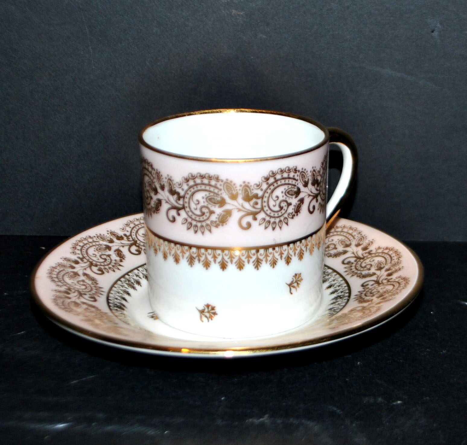 Litron cup from Limoges in porcelain with pink and gold decoration, signed Porcelaine d’Art PP.