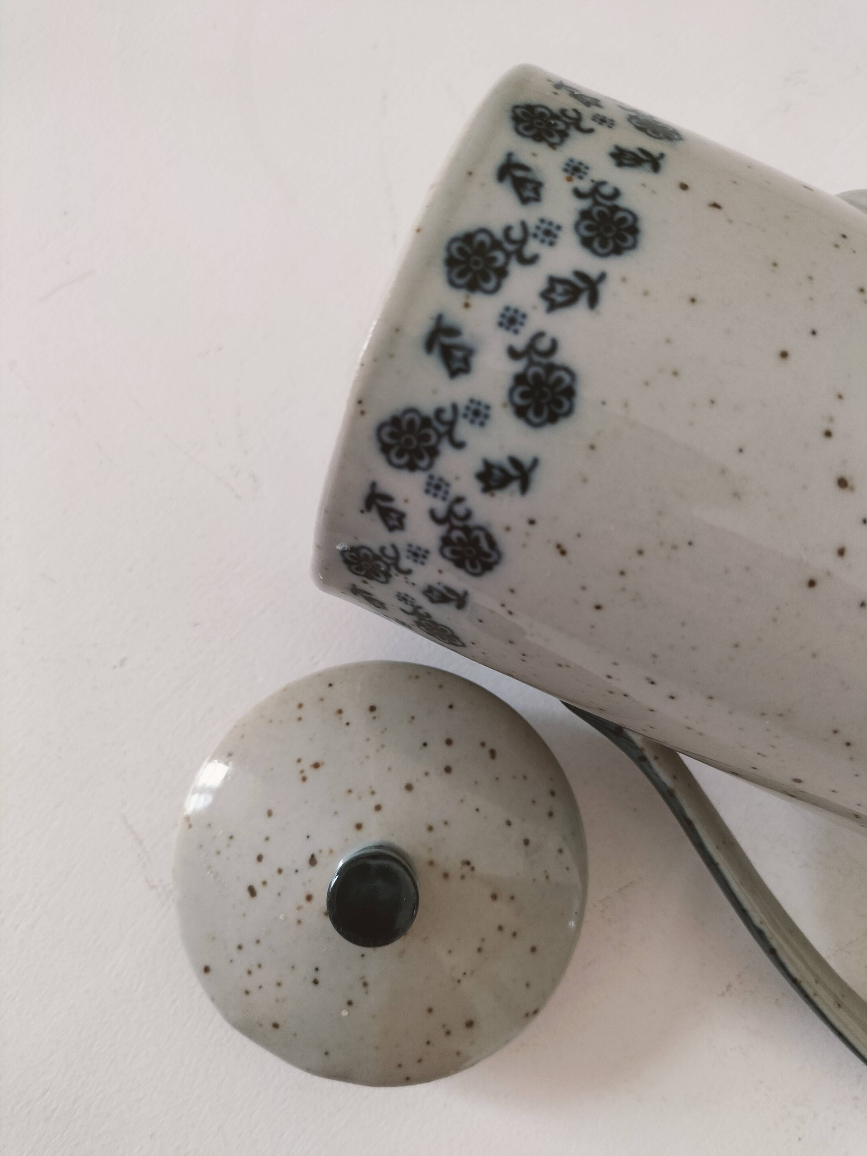 Cafetière vintage en grès moucheté – décor floral bleu marine