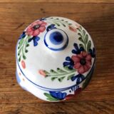 Box in thick hand-painted procelaine, with a floral decoration