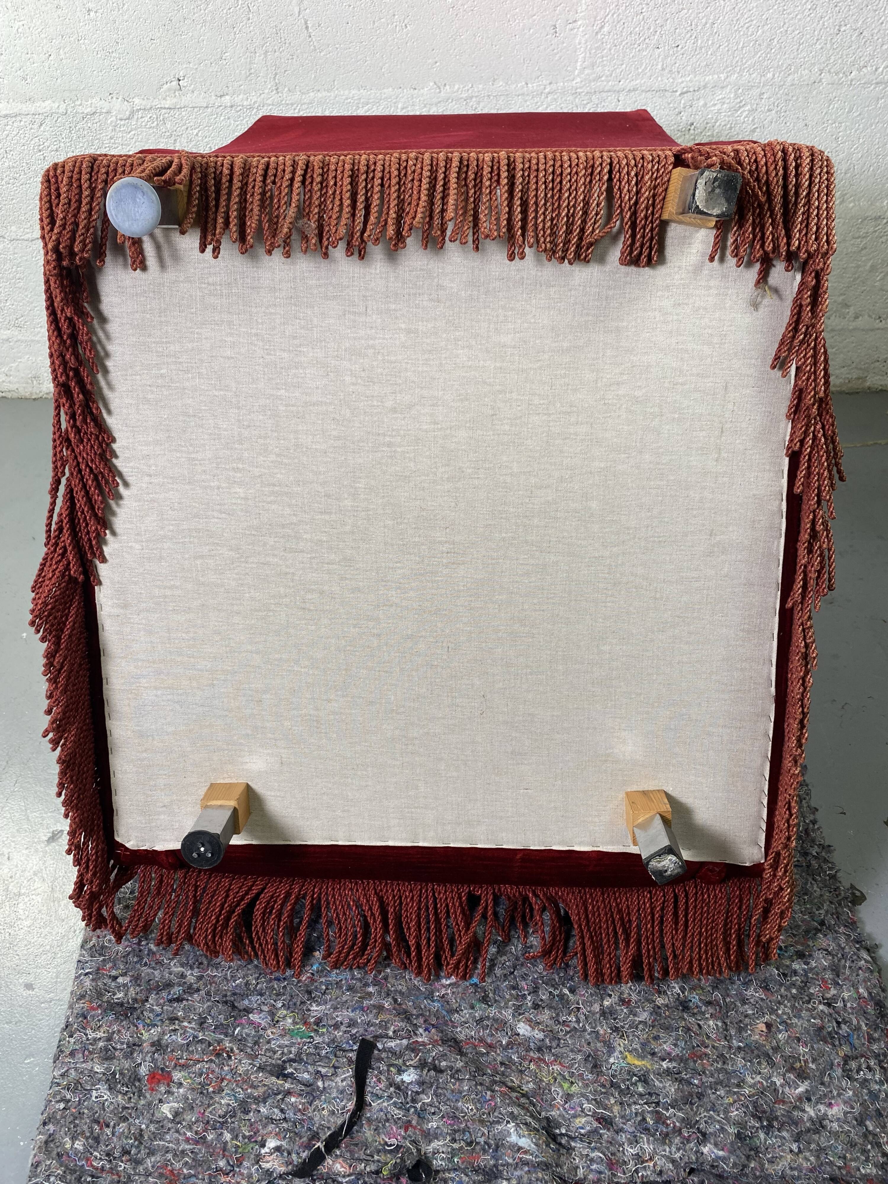 Fauteuil crapaud en velours rouge à franges