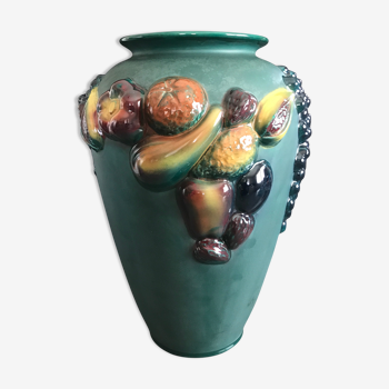Vase en céramique vert à décor polychrome de fruits et légumes en relief 33,5 cm