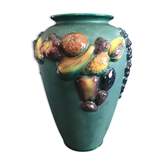 Vase en céramique vert à décor polychrome de fruits et légumes en relief 33,5 cm