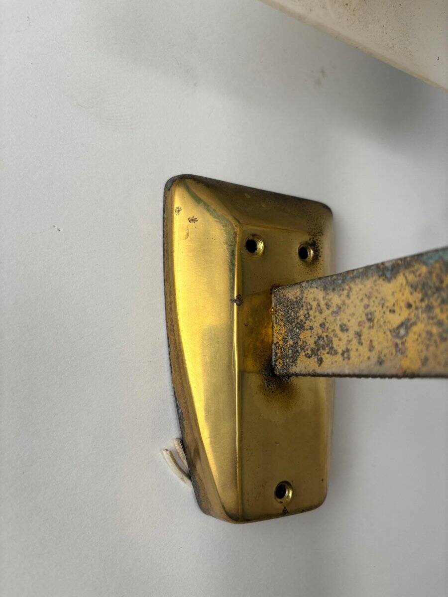 Applique en laiton et verre opalin attribuée à Stilnovo, Italie, années 1950