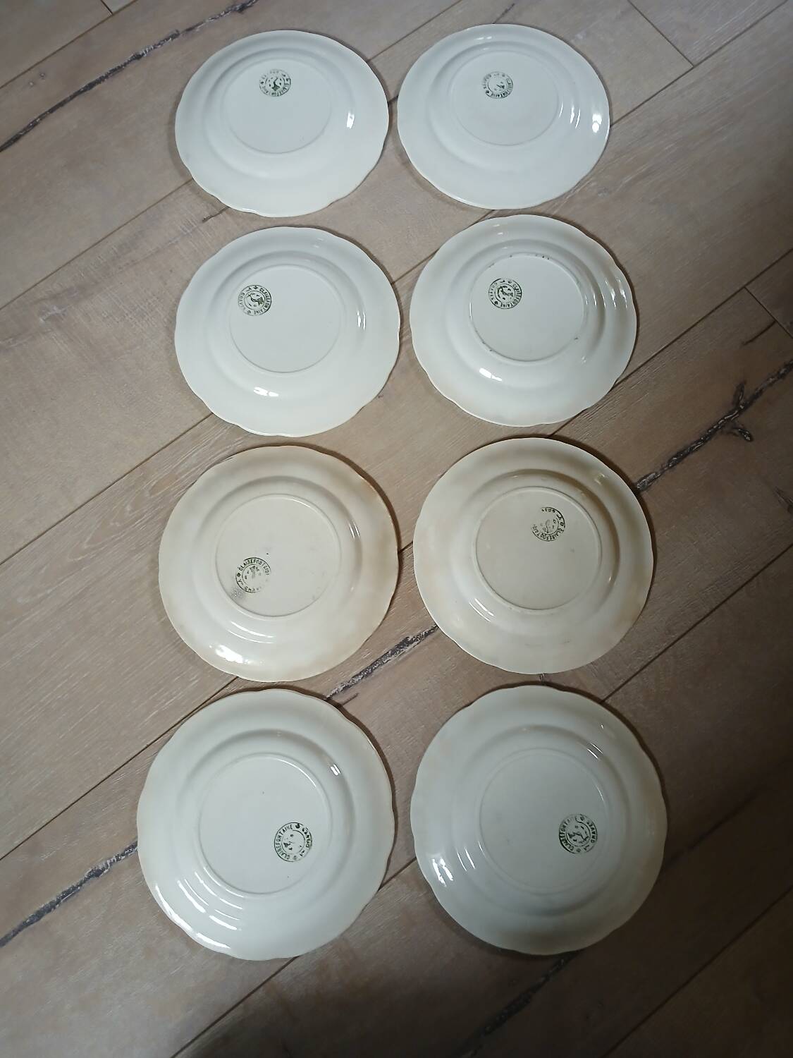 8 assiettes à dessert anciennes en barbotine