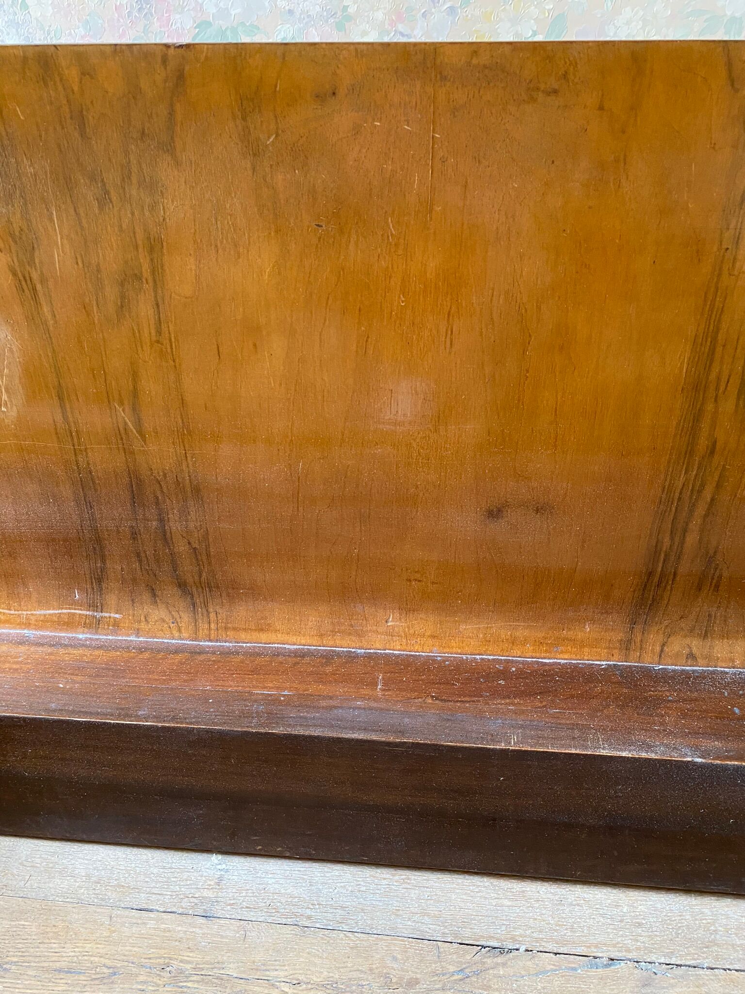 Art deco bed dating from the 30s in Ronce de Noyer