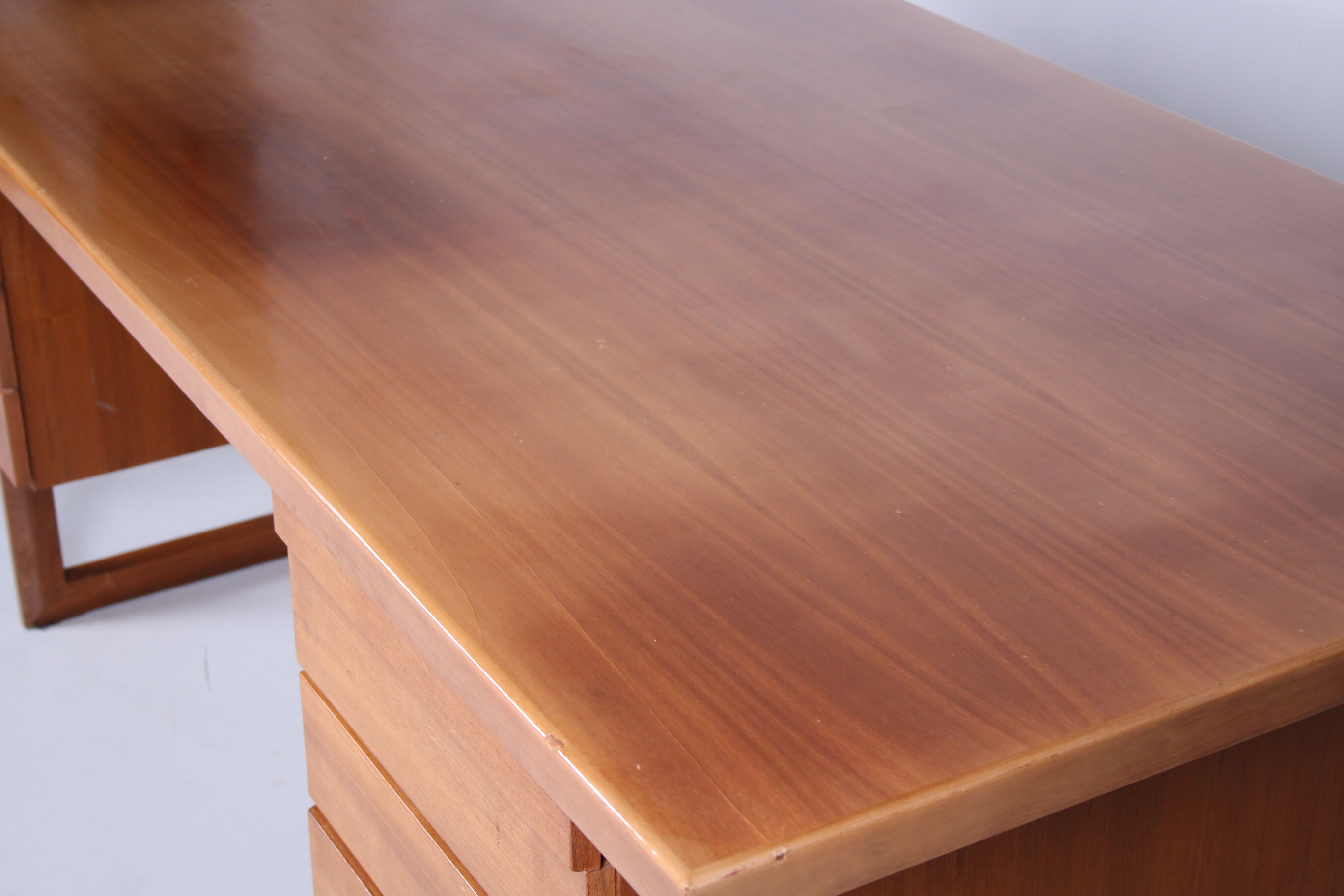 Bureau en bois avec des tiroirs