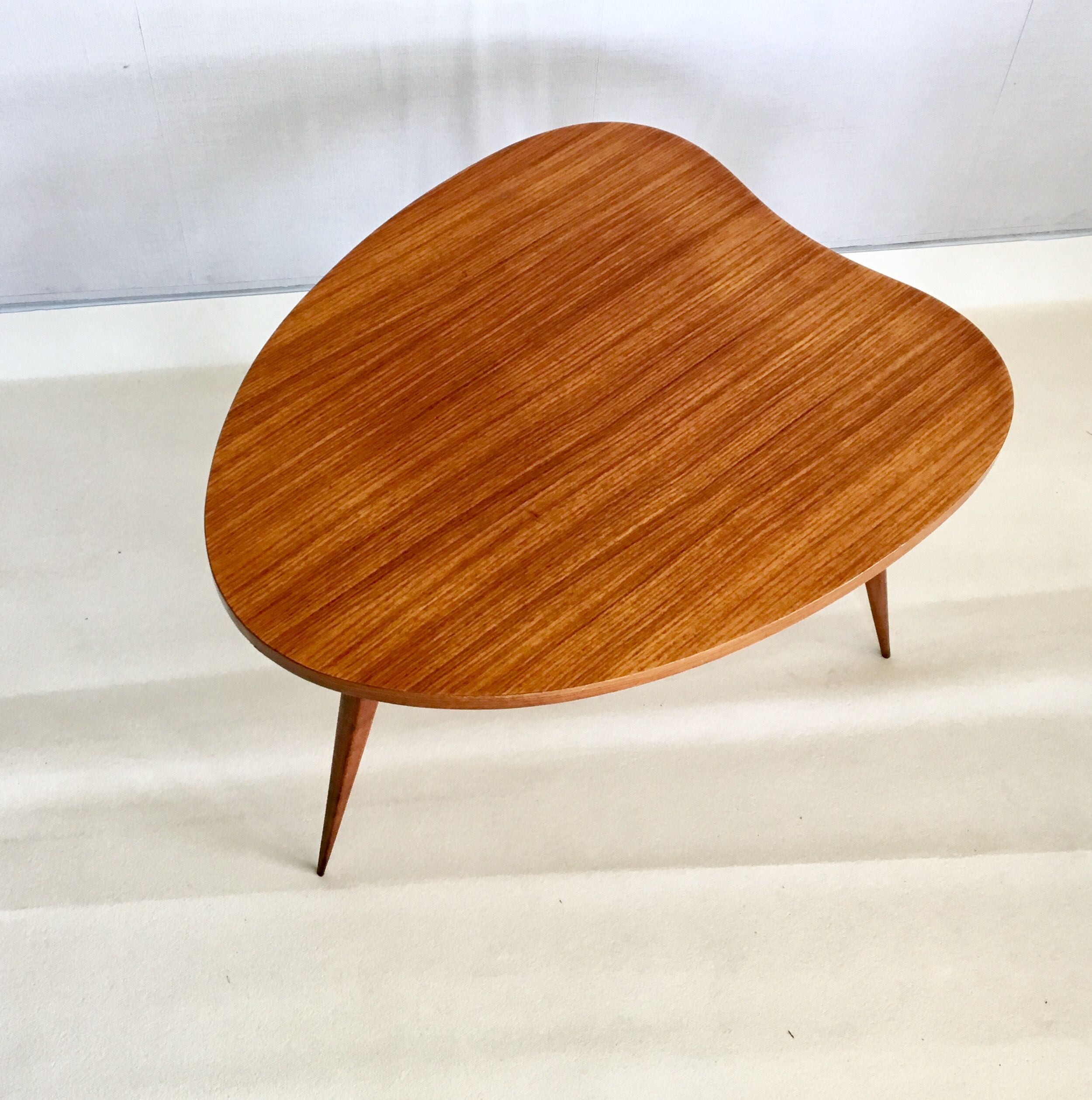 Table basse tripode scandinave