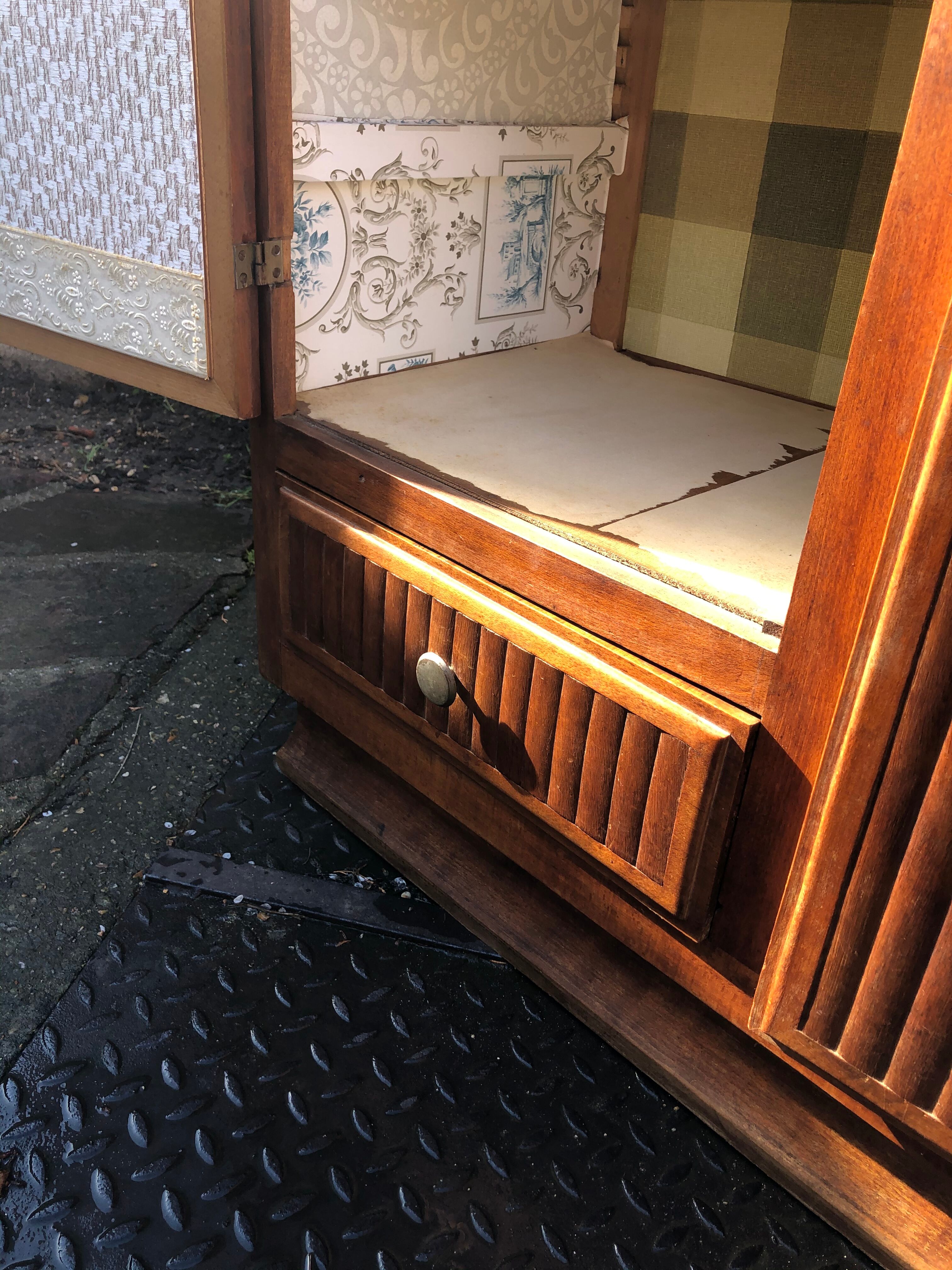 Asymmetrical cabinet