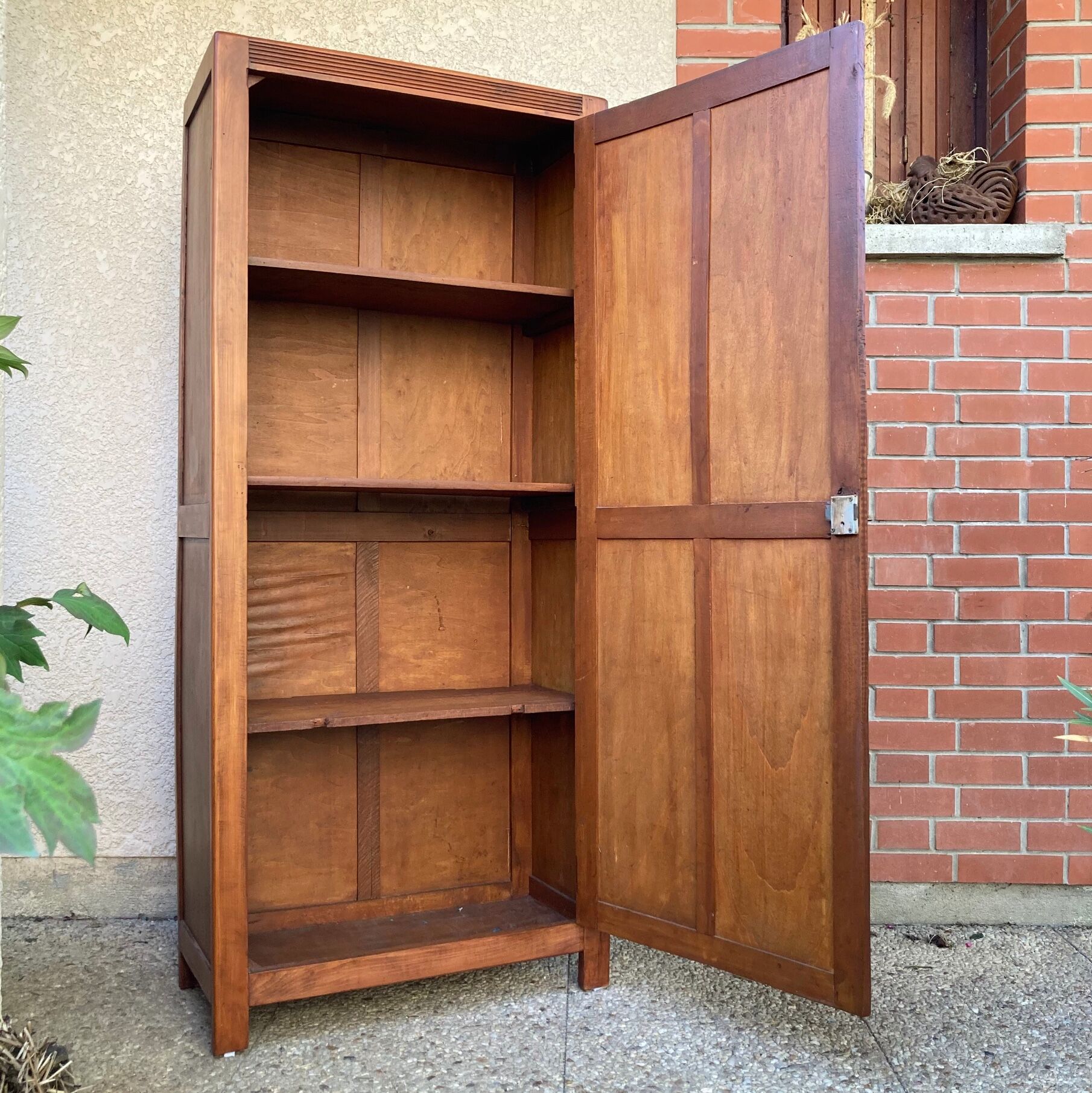 Old Parisian bonnetière