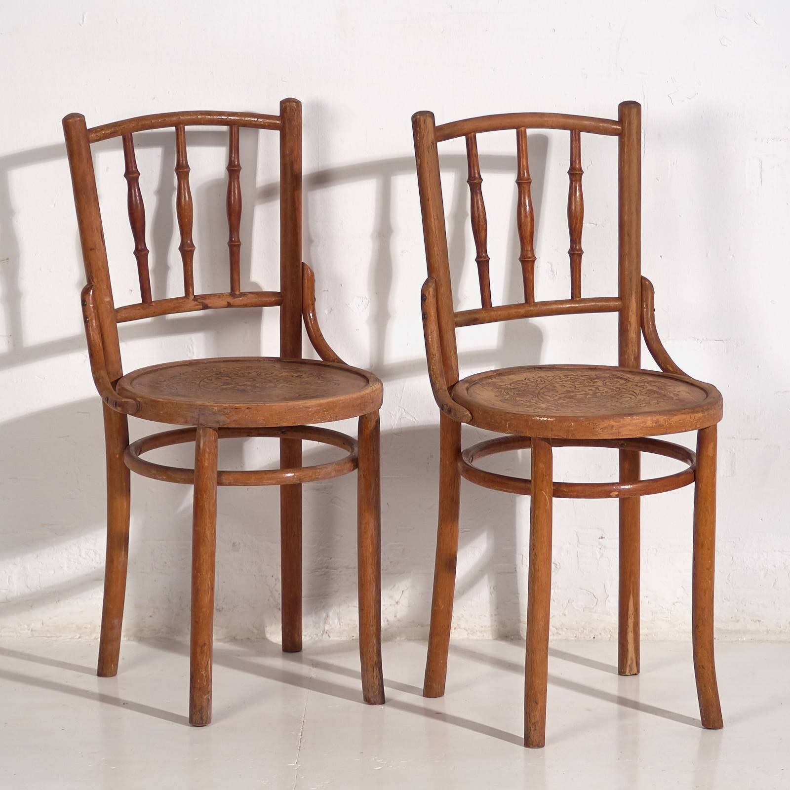 Anciennes chaises Thonet avec assise gravée (c.1920). Ensemble de 2 pièces