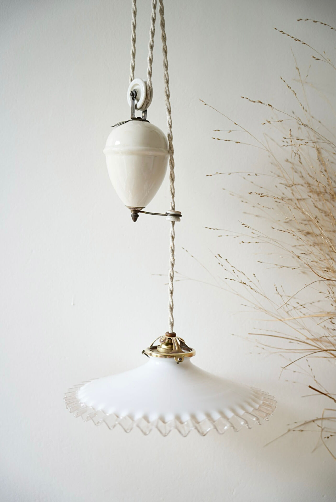 Opaline suspension, adjustable height.