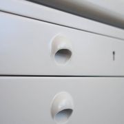 Enfilade en bois peint en gris clair, Helge Vestergaard-Jensen