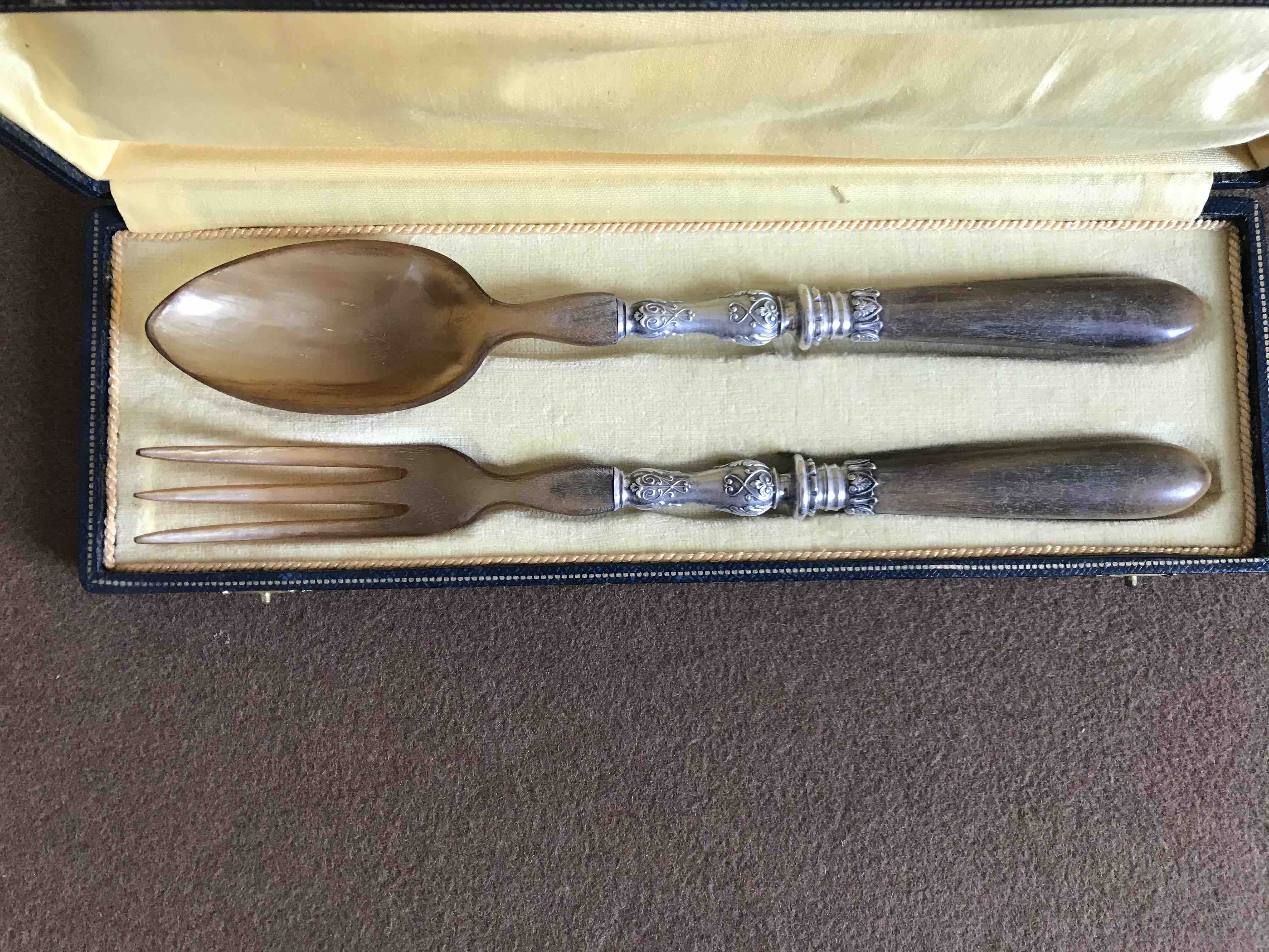 Service cutlery in horn, silver metal and wood in their box